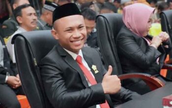 WM sambil tertawa lebar