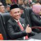 WM sambil tertawa lebar