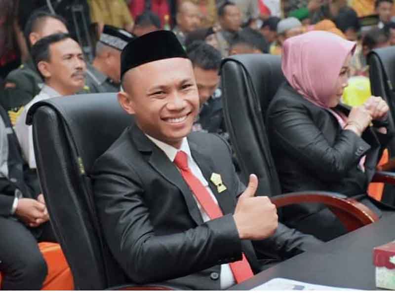 WM sambil tertawa lebar